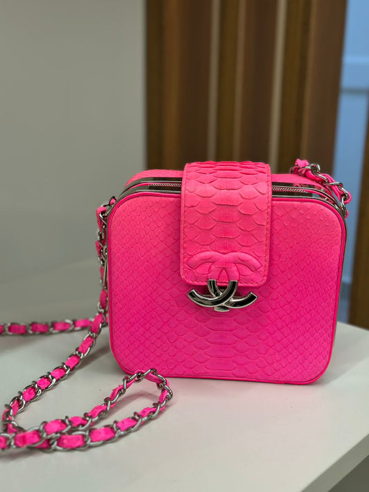 Bolsa Chanel Snakeskin Mini CC Box Camera rosa neon