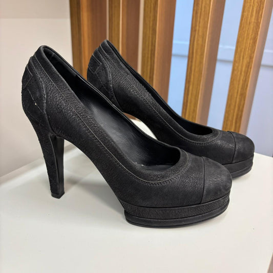 Scarpin plataforma Chanel preto TAM.