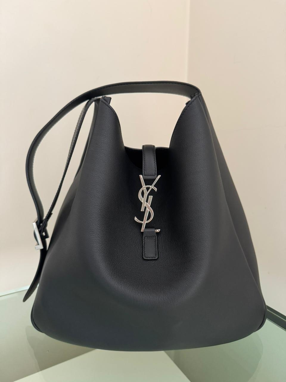 Bolsa Saint Laurent Le 5 À 7 Large Supple Bag preta