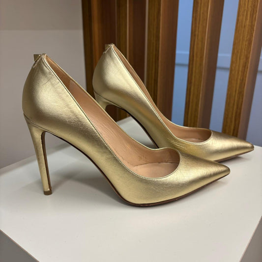 Scarpin Valentino Garavani Dourado TAM. 34 BR