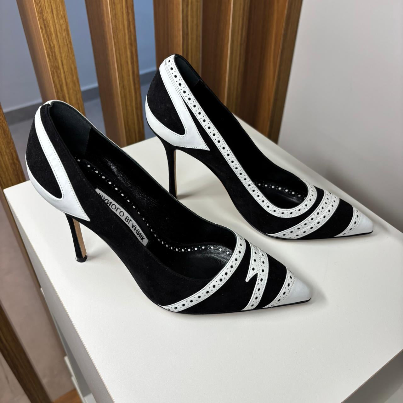 Scarpin Manolo Blahnik preto e branco TAM. 33 BR