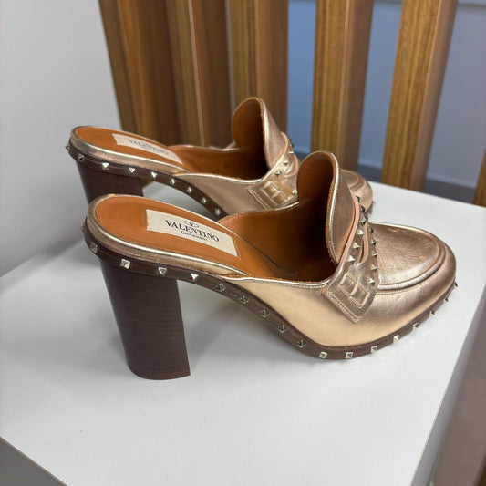 Mule Valentino Garavani Rockstud dourado TAM. 34,5