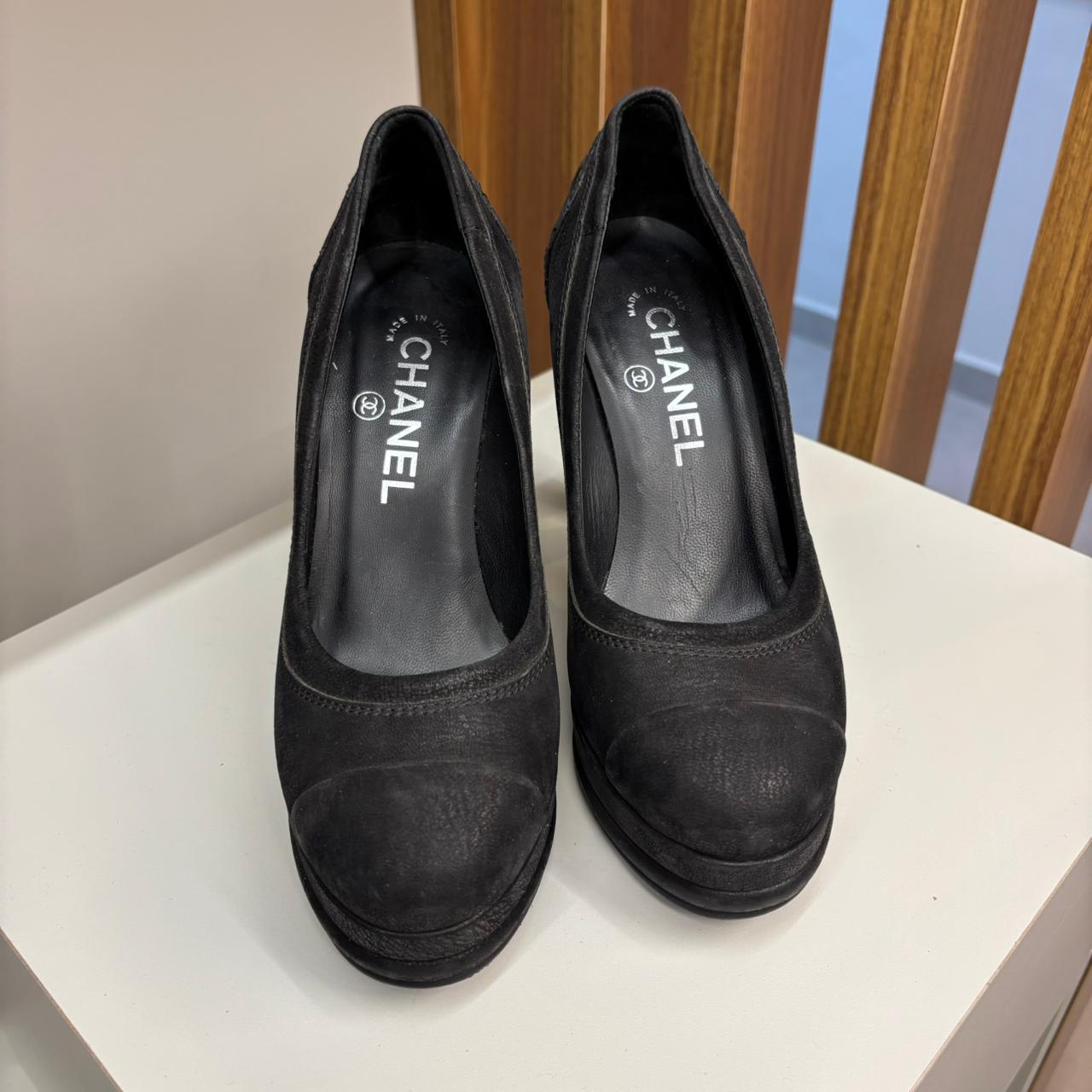 Scarpin plataforma Chanel preto TAM.