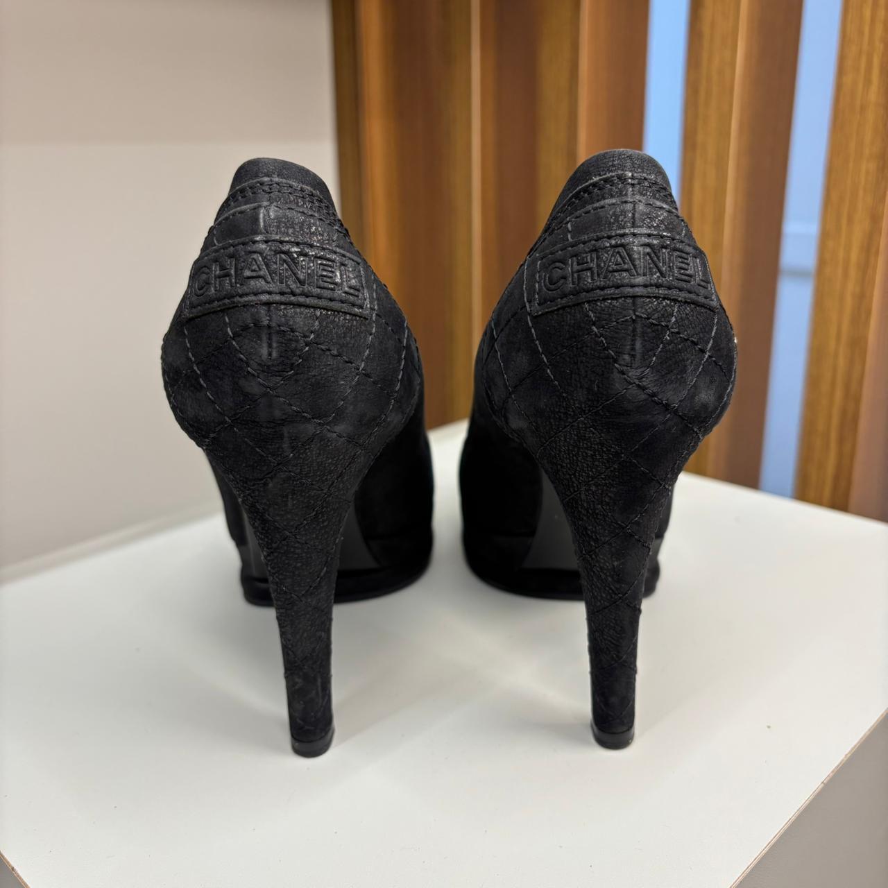 Scarpin plataforma Chanel preto TAM.