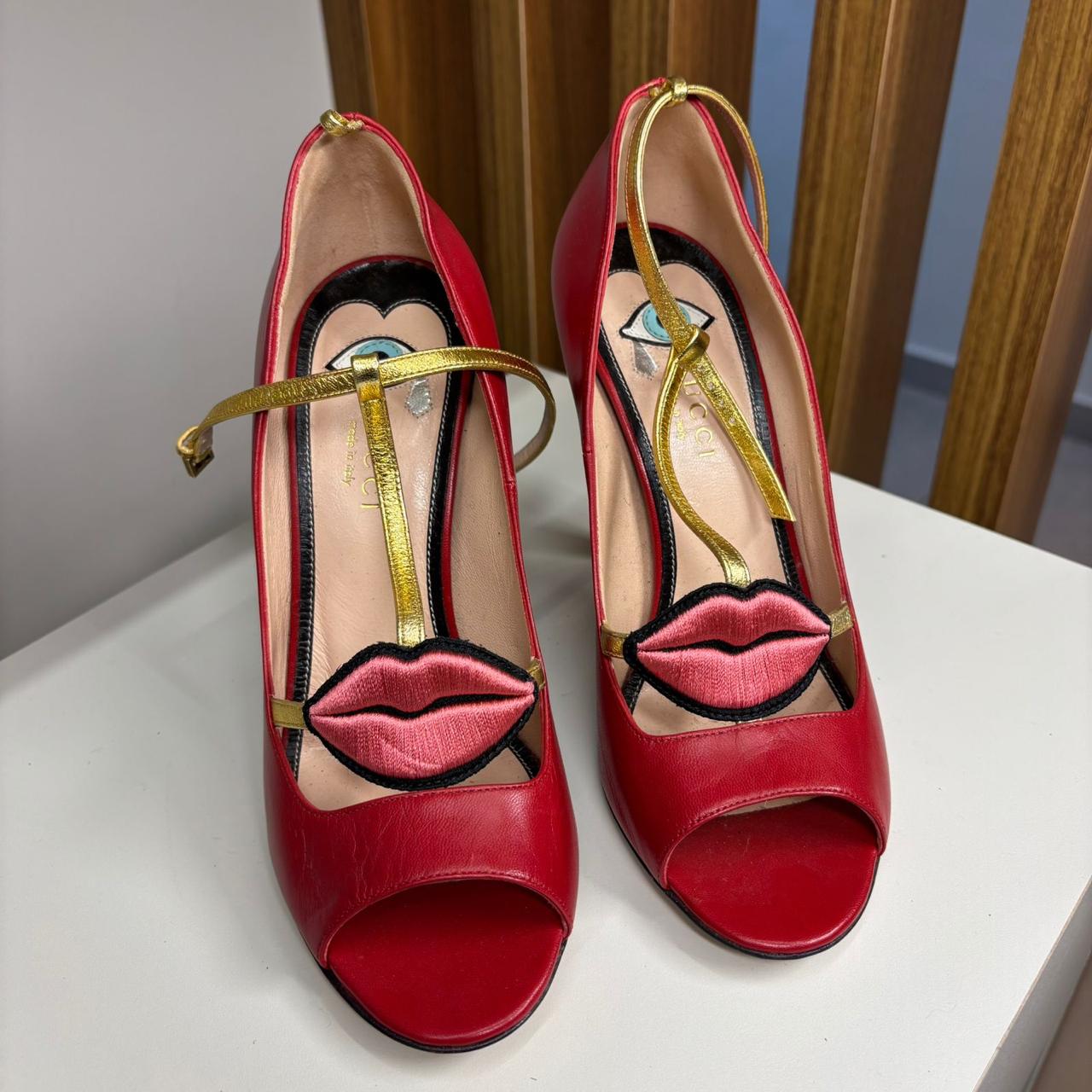 Salto Gucci Molina T-Strap com lábios vermelho TAM. 34 BR