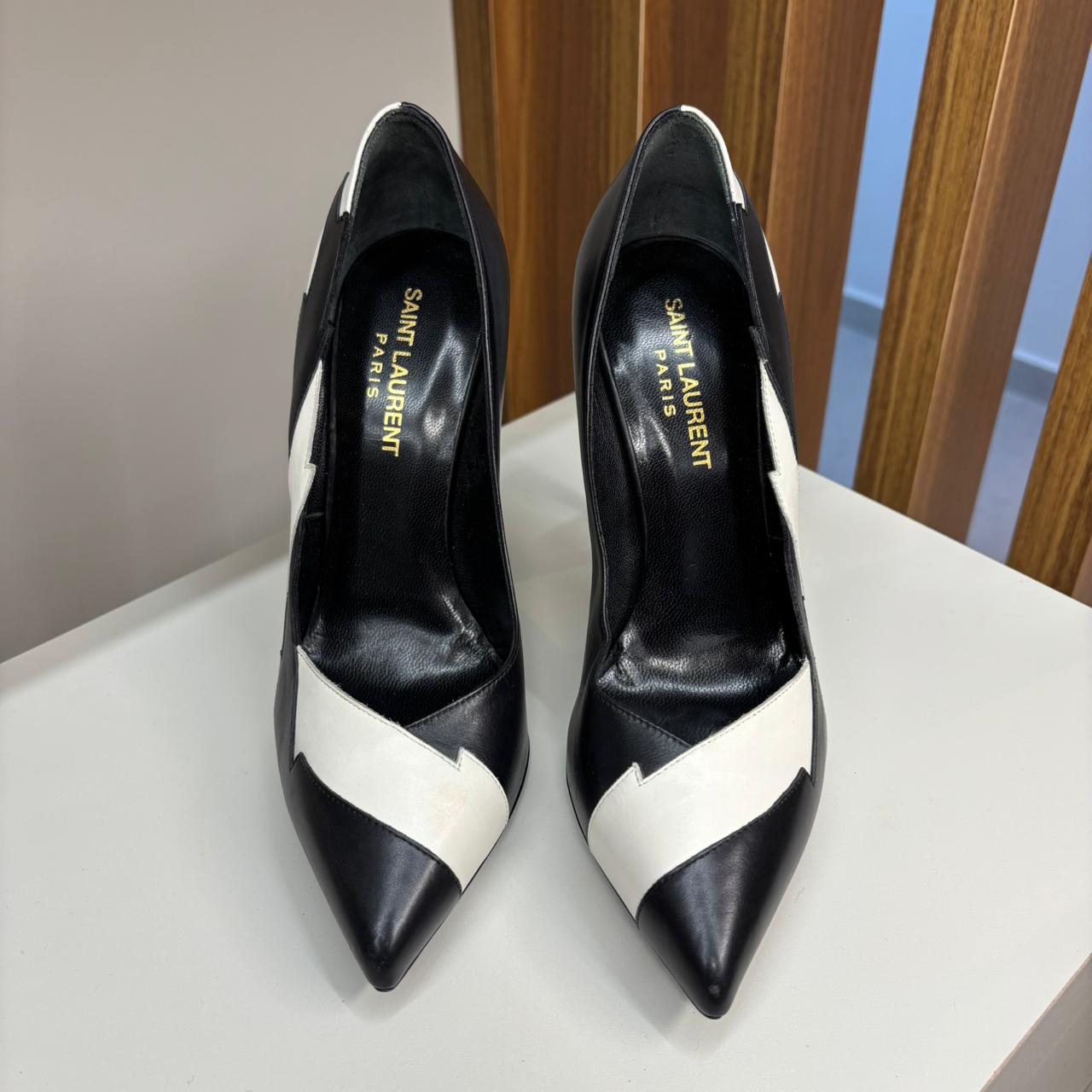 Scarpin Saint Laurent Janis Lightning Splash preto e branco TAM. 33 BR
