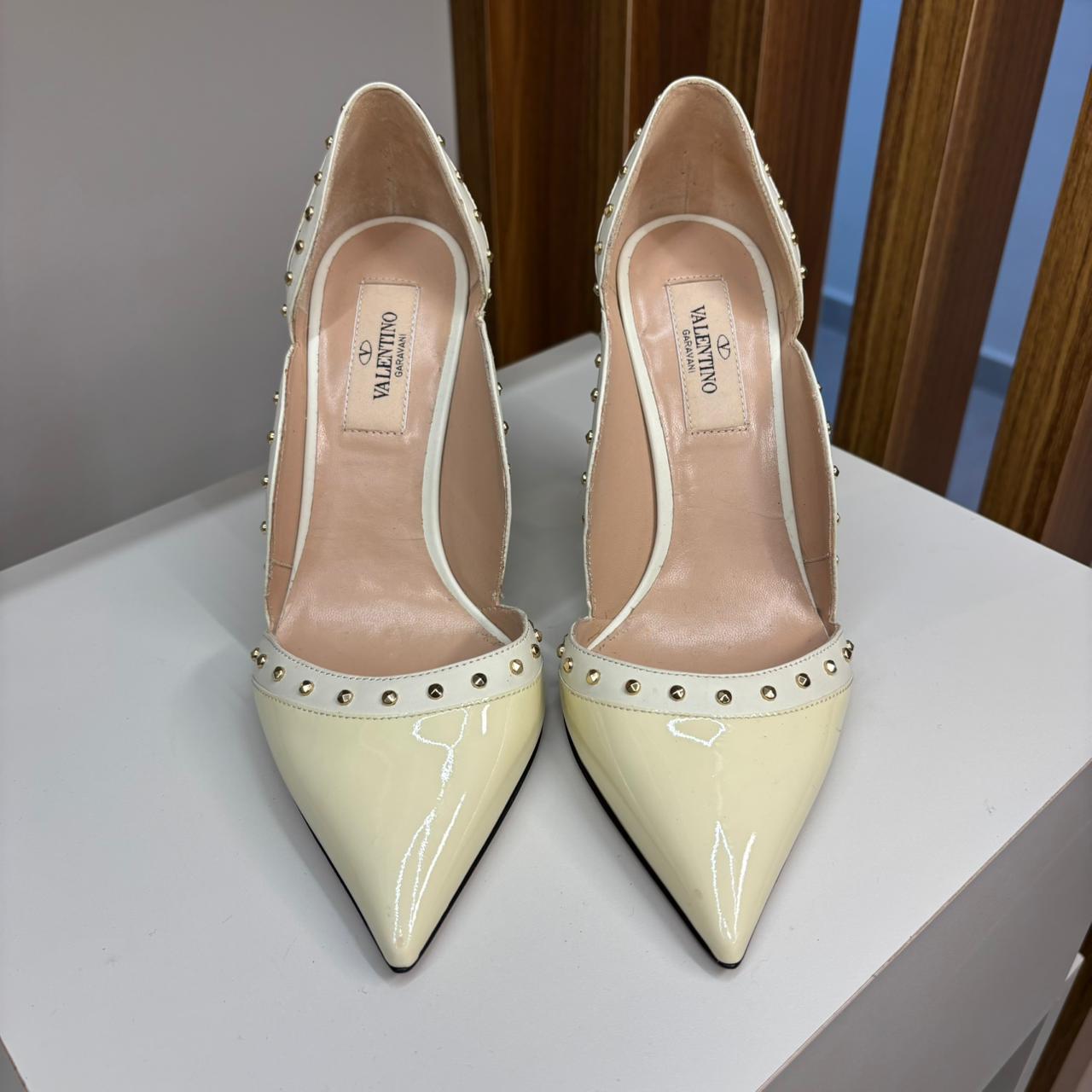 Scarpin Valentino Garavani amarelo TAM. 34 BR