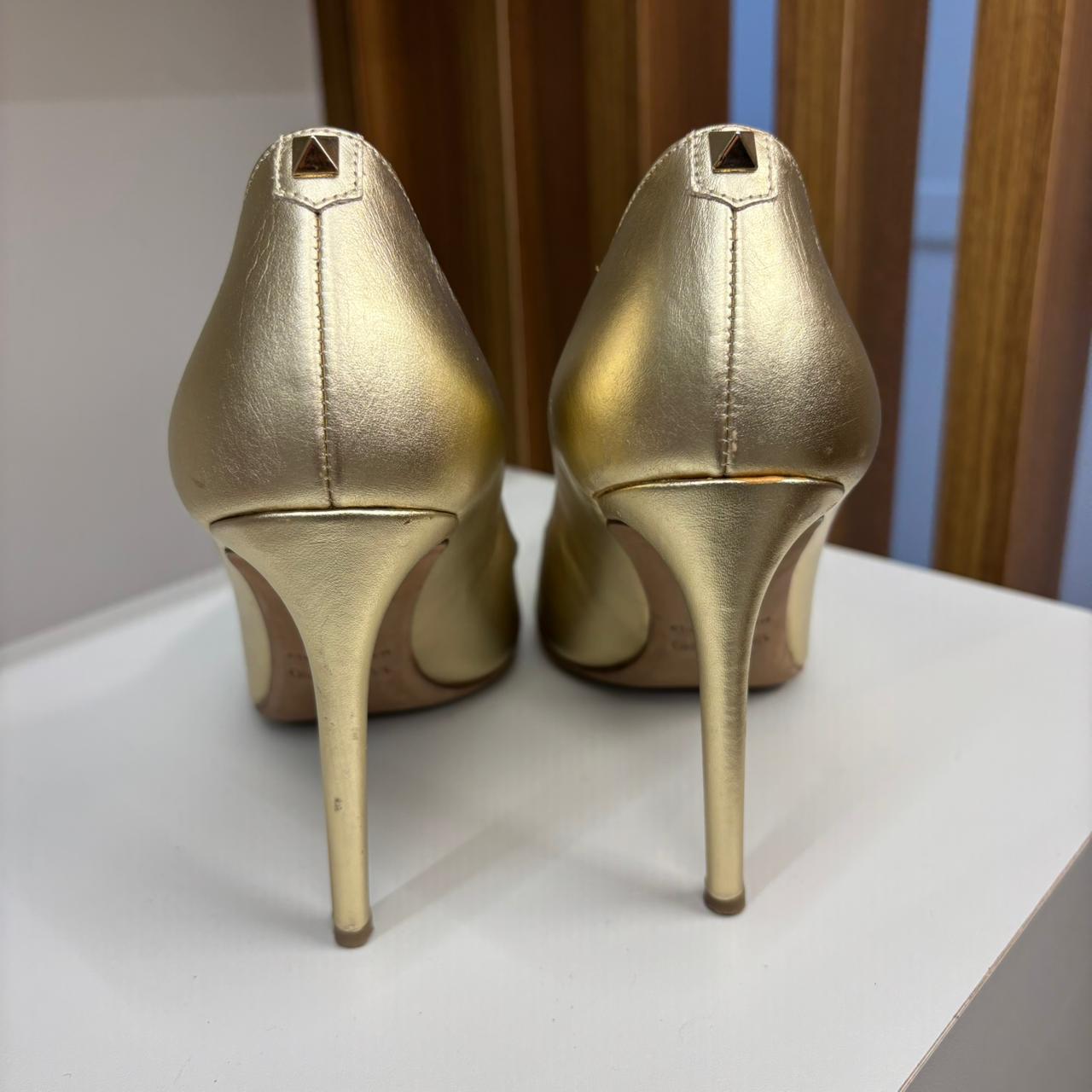 Scarpin Valentino Garavani Dourado TAM. 34 BR