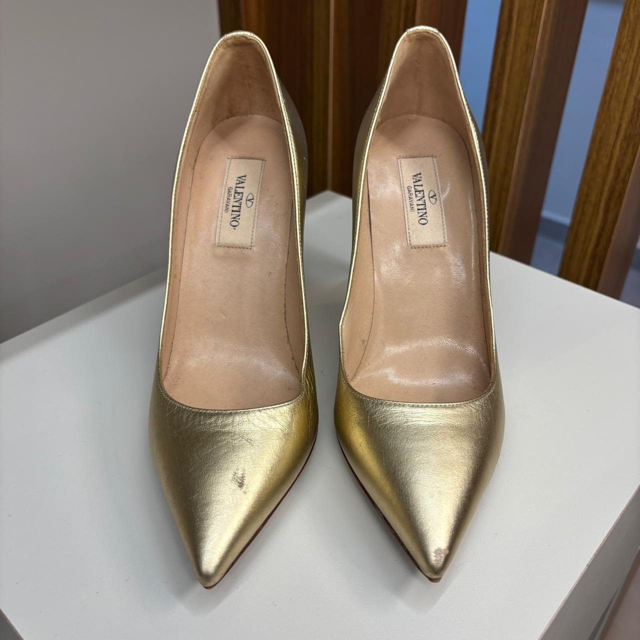 Scarpin Valentino Garavani Dourado TAM. 34 BR