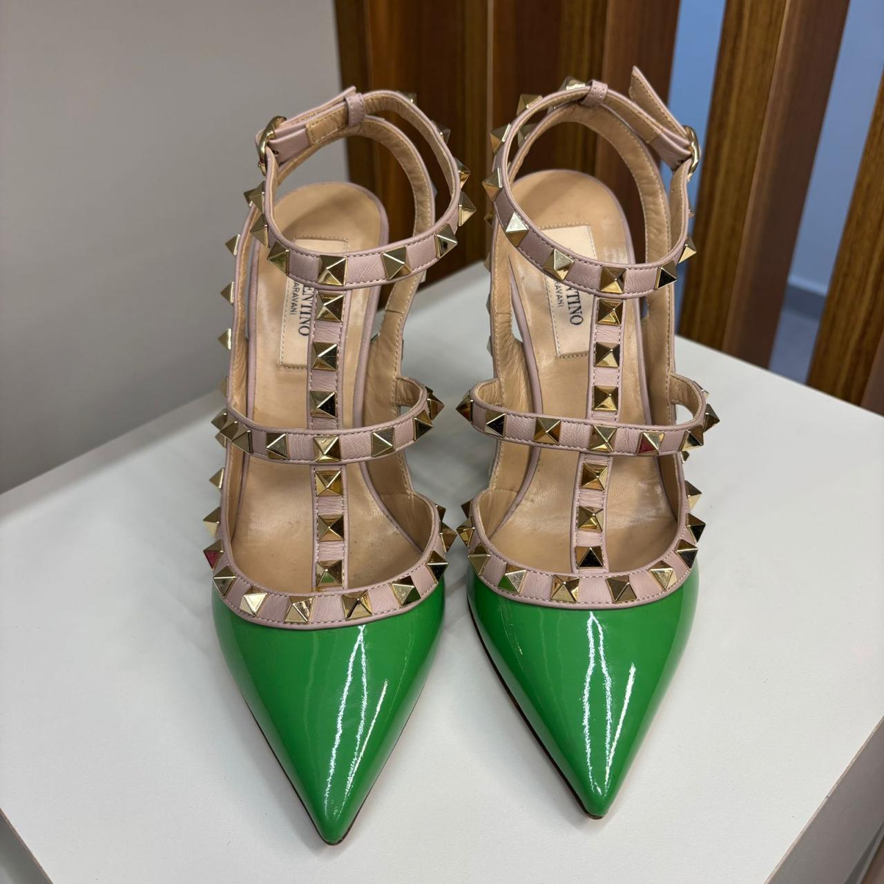 Scarpin Rockstud Valentino Garavani verde TAM. 33,5 BR