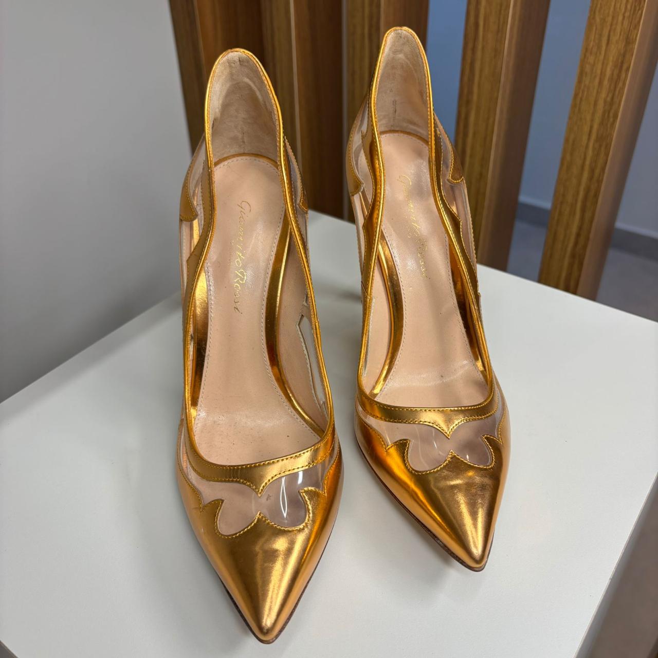 Salto Gianvito Rossi dourado TAM. 34 BR