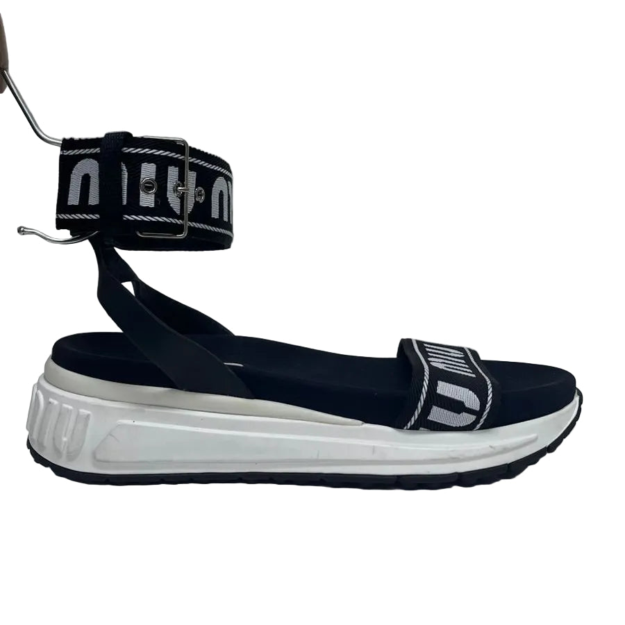 Sandália Miu Miu preta e branca tam 35,5 br