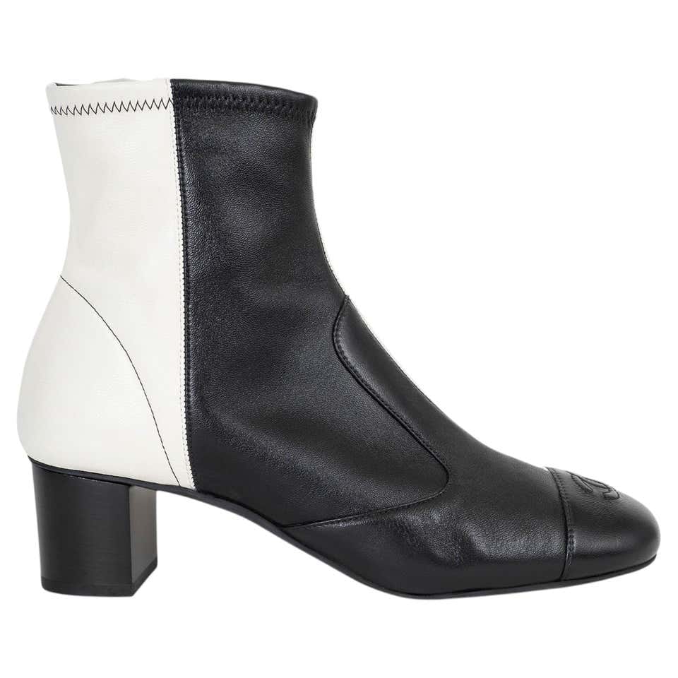 Bota Chanel Preta e Branca Tam 38,5 BR