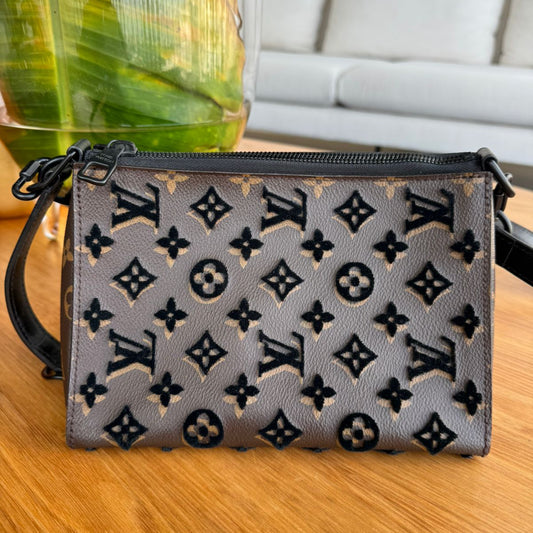 Bolsa Louis Vuitton Monogram Tuffetage Triangle Marrom