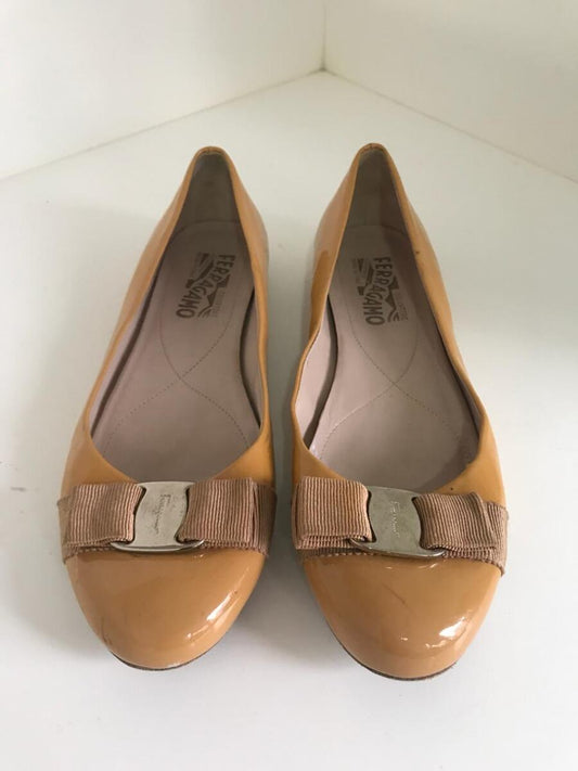 Sapatilha Ferragamo bege verniz, sola 37.5