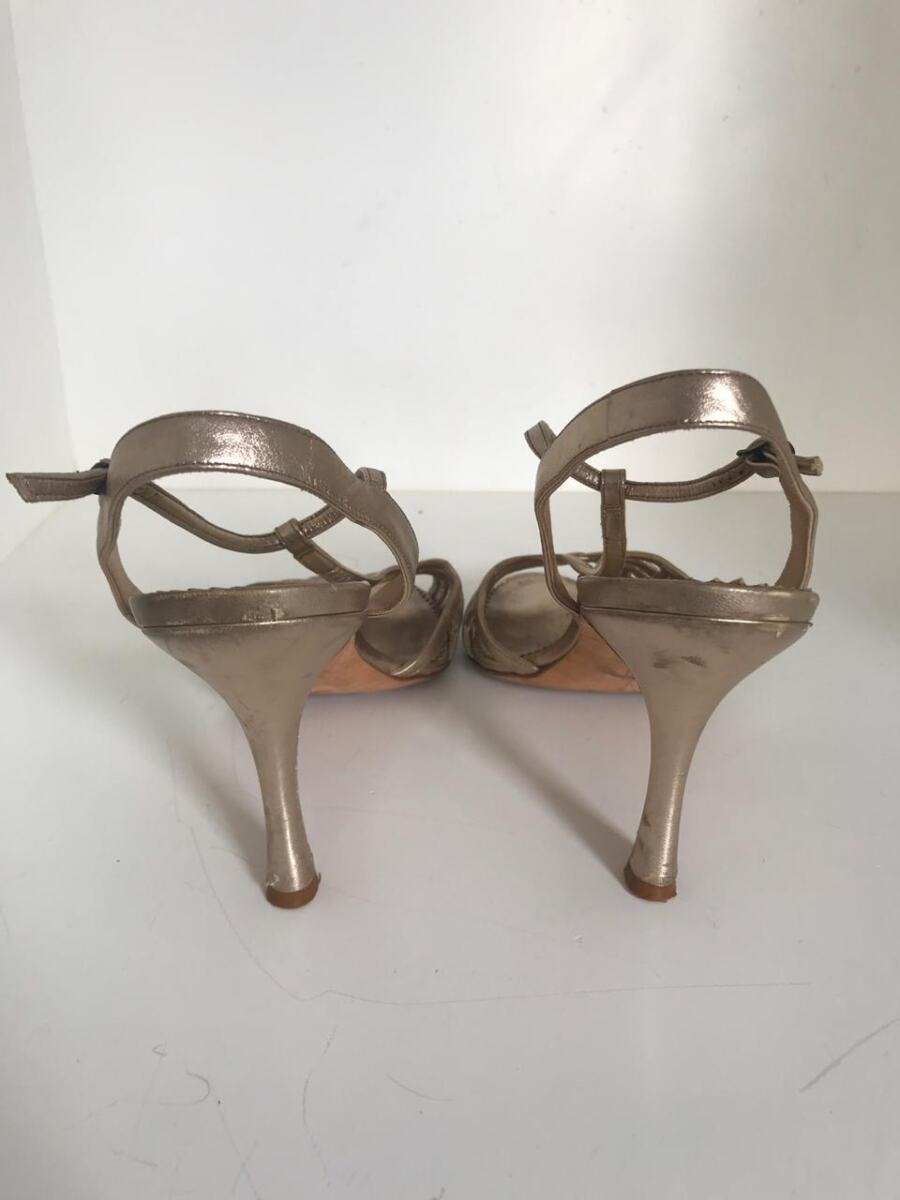 Sandália Manolo Blahnik dourada, sola 39