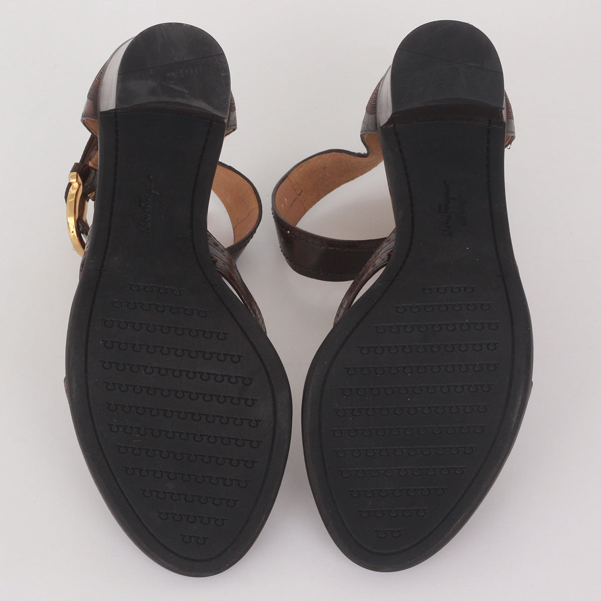 Sandália Salvatore Ferragamo Marrom c/ Fivela Dourada Tam. 35,5 Br