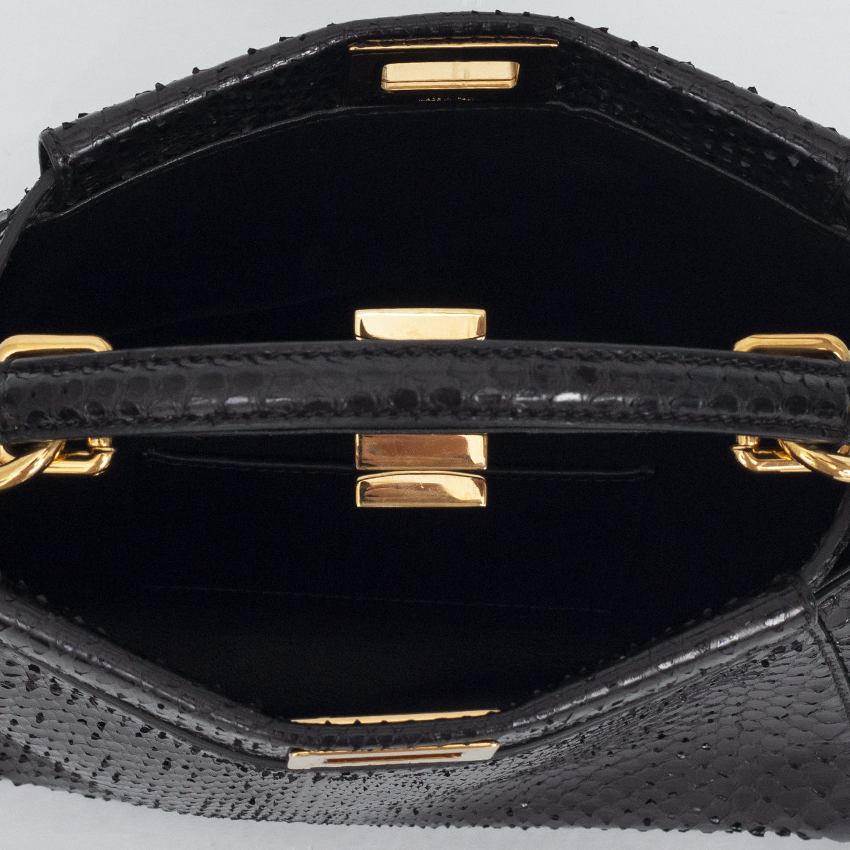 Bolsa Fendi Peekaboo Mini de Couro Preta