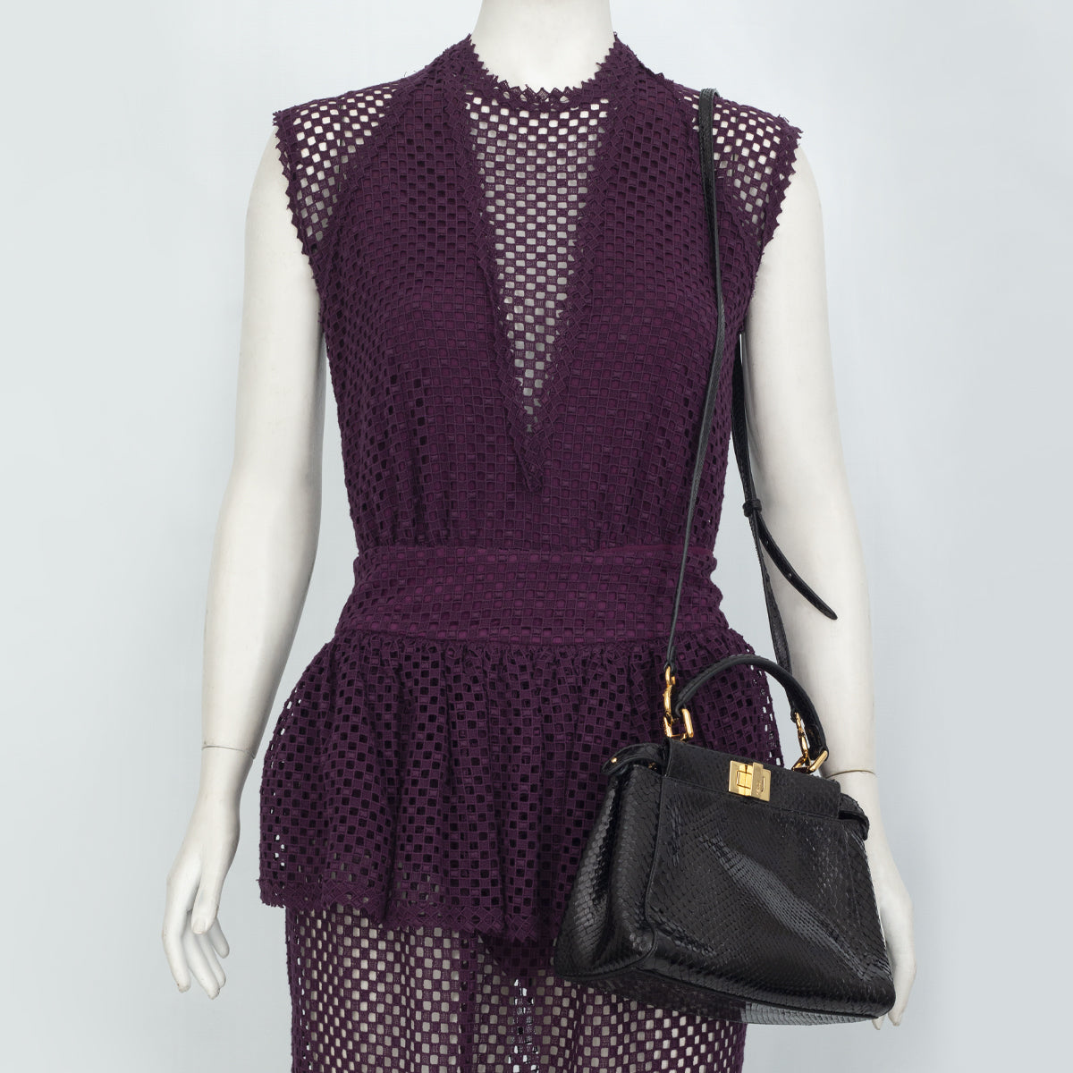 Bolsa Fendi Peekaboo Mini de Couro Preta