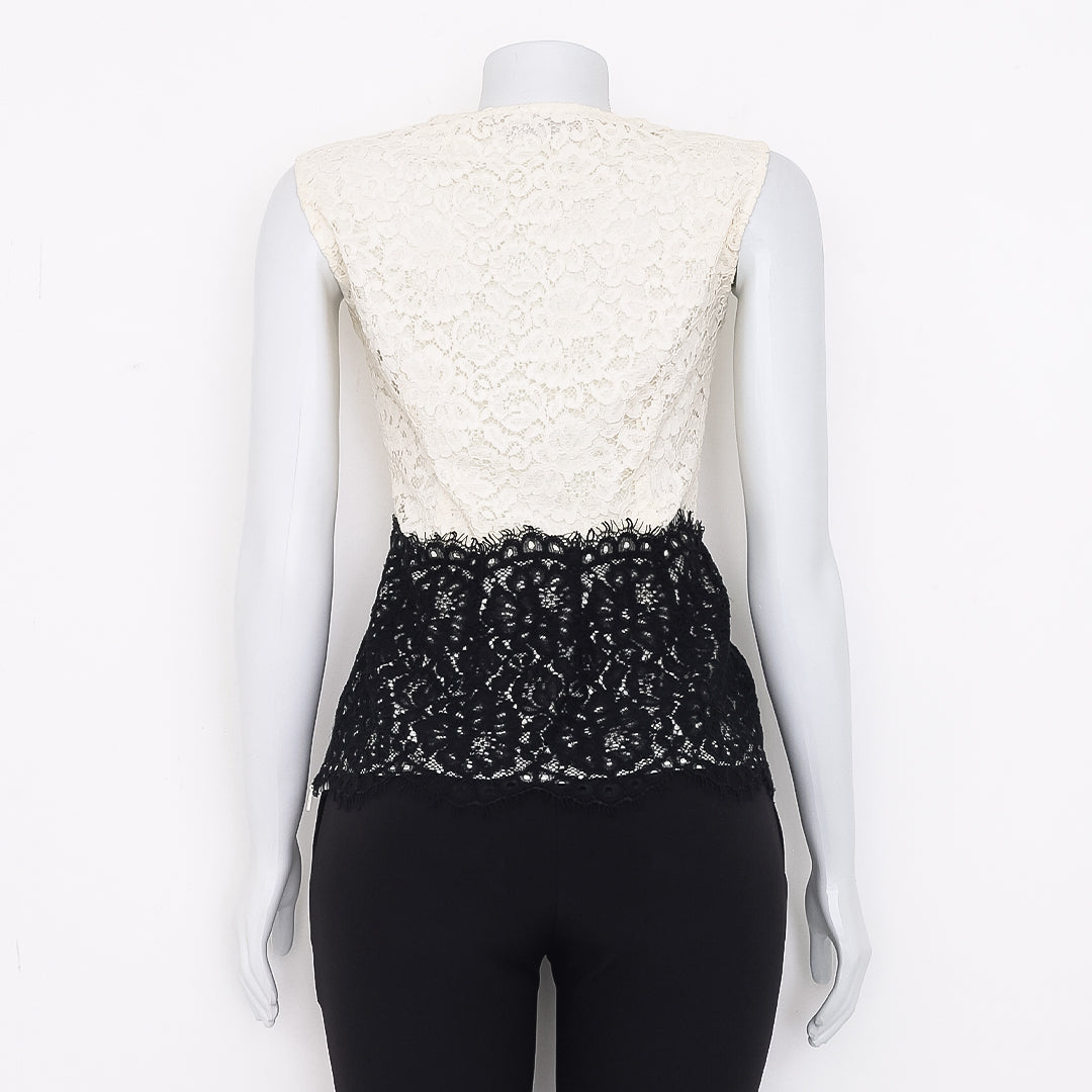 Regata Carolina Herrera em Renda Branca e Preta Tam. 32