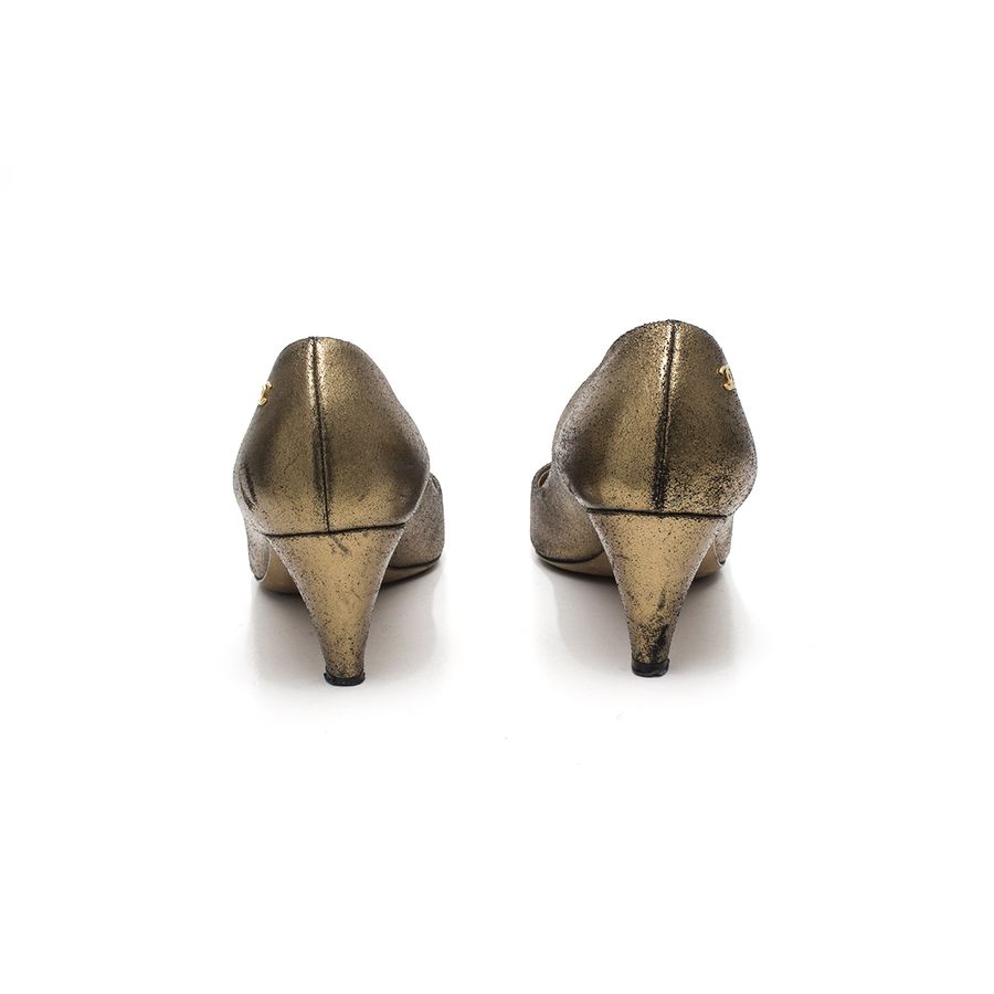 Scarpin Chanel Dourado Tam.39