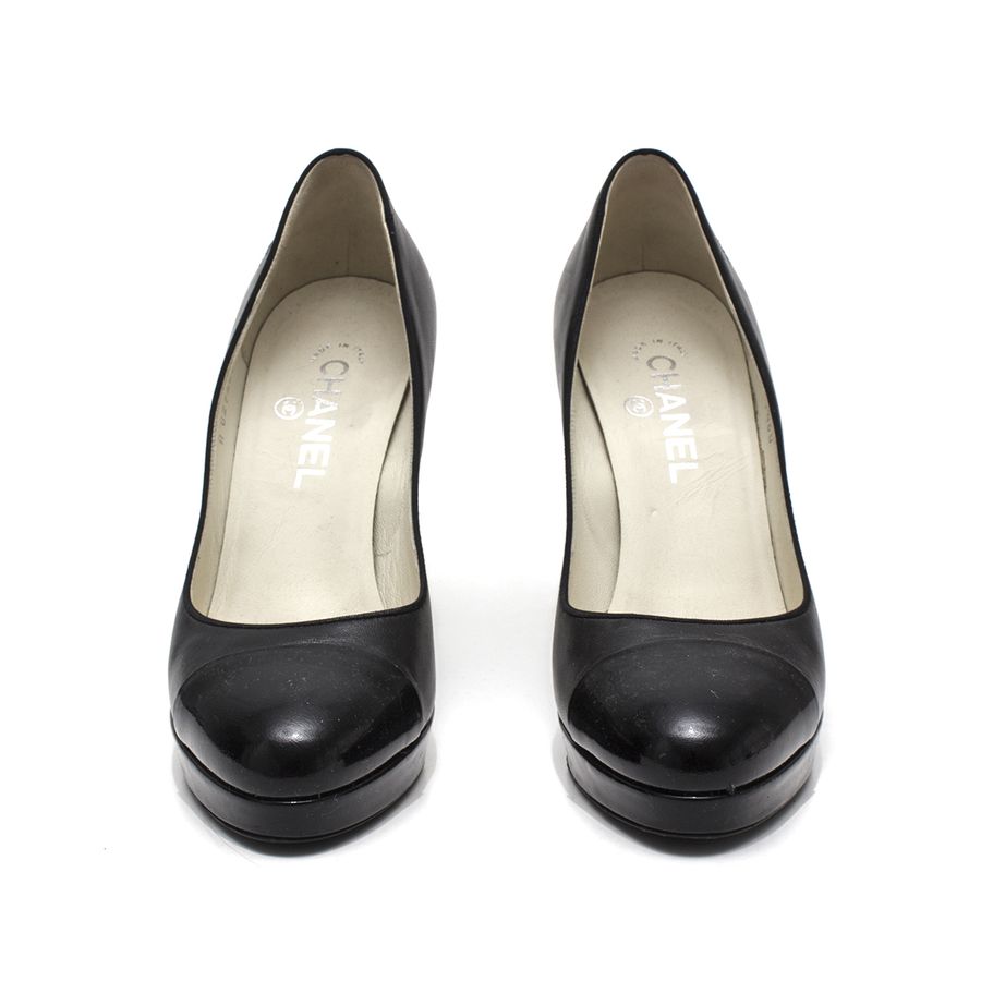 Scarpin Chanel Preto e Prata Tam. 39