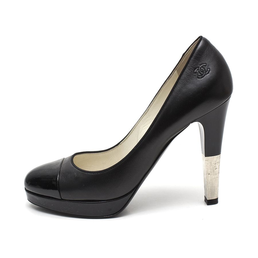 Scarpin Chanel Preto e Prata Tam. 39