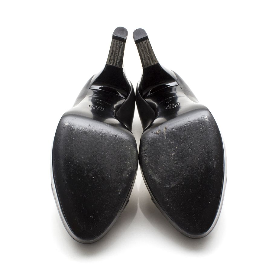 Scarpin Chanel Preto e Prata Tam. 39